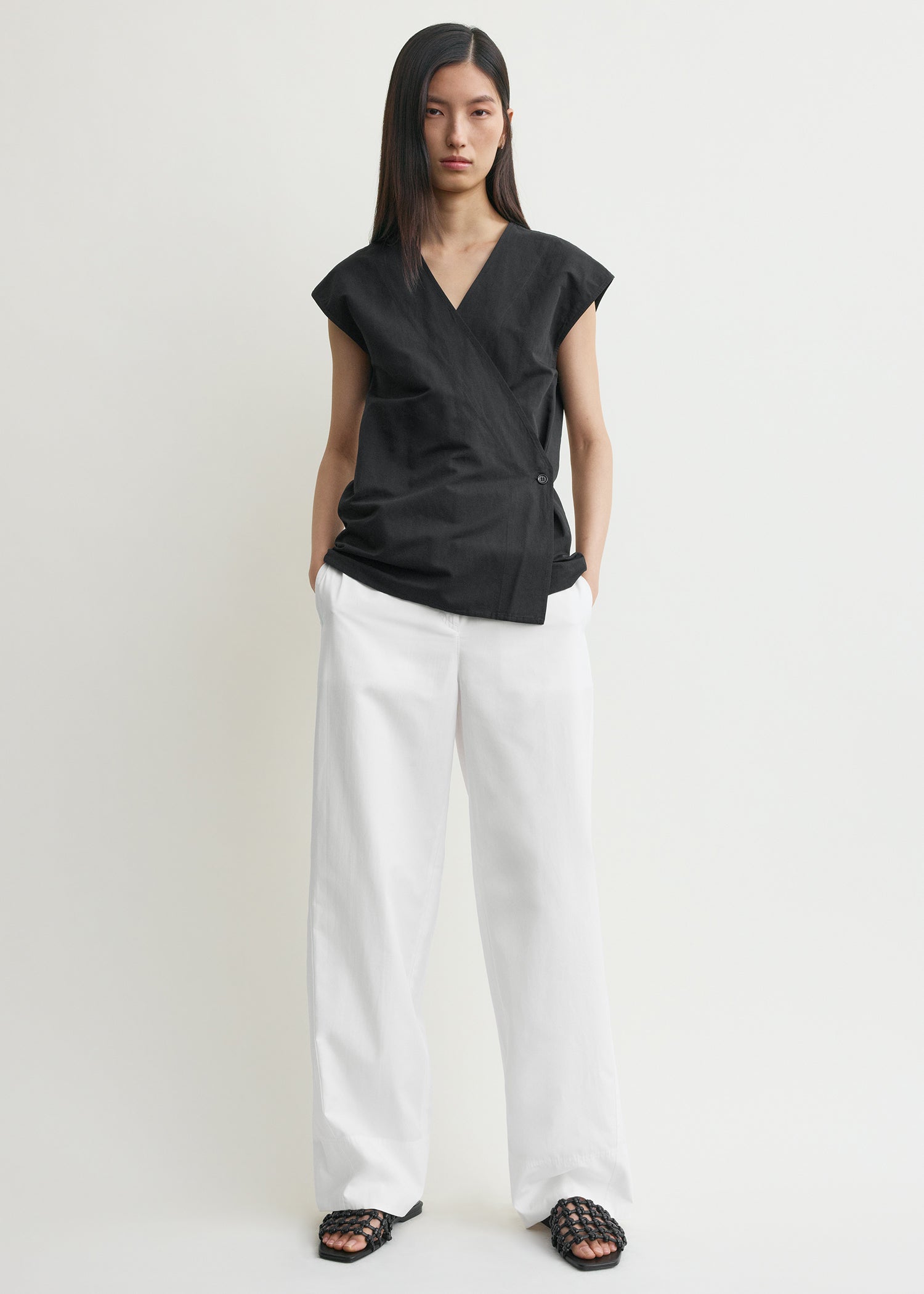 Short-sleeve wrap blouse black